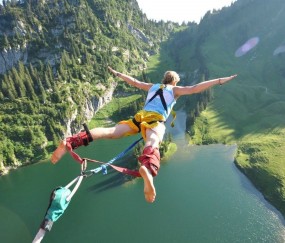 开云平台-绝境中的传奇，雷诺惊天翻盘迈凯伦，阿隆索刷新纪录之夜