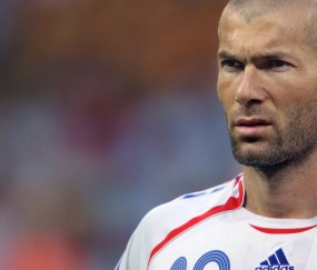 开云体育下载-银箭新王与绿茵奇迹，拉塞尔统治全场，阿斯顿马丁如何翻盘红牛王朝？