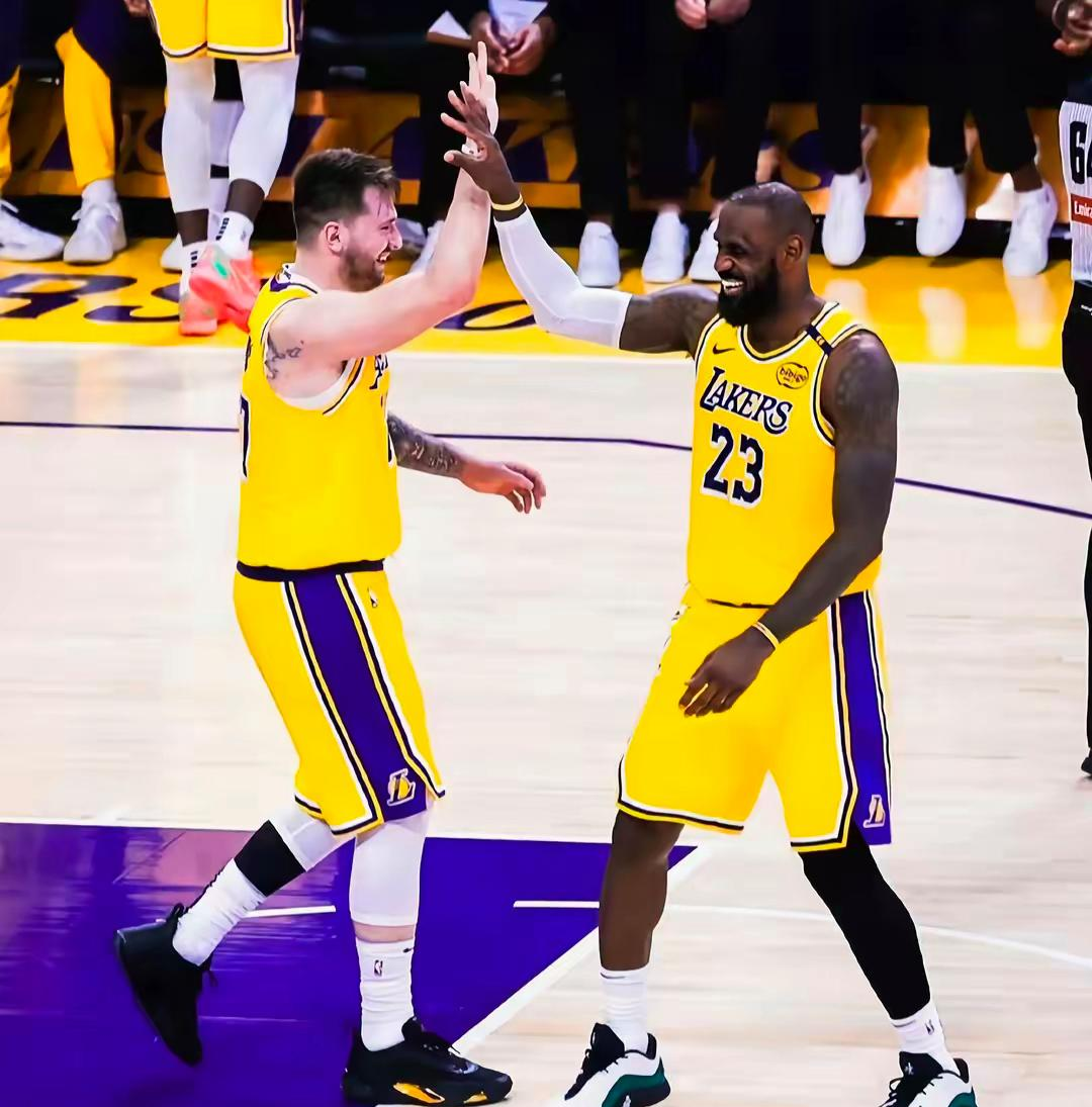 湖人队大胜对手，球队整体表现亮眼