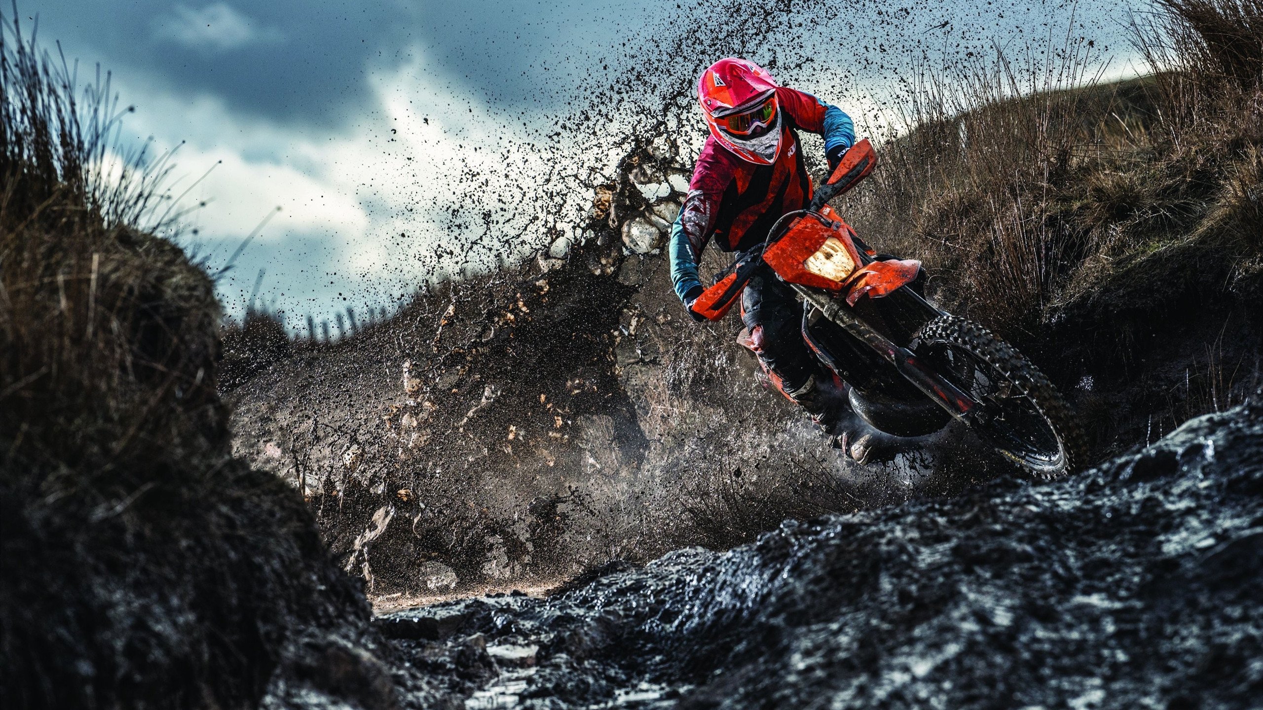 蓝军铁蹄踏破东欧，新星闪耀马丁内利独造三球